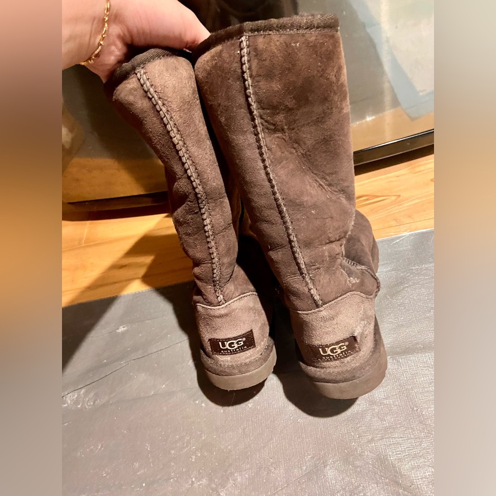 Tall brown UGG size 5 ❤️